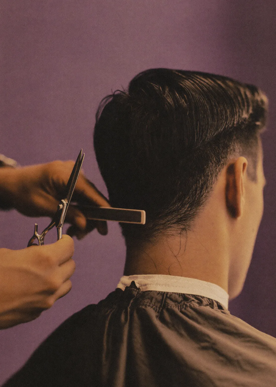 Herrenhaarschnitt mit der Schere im Nacken, Herren bei Centi-Coiffeur Rüti
