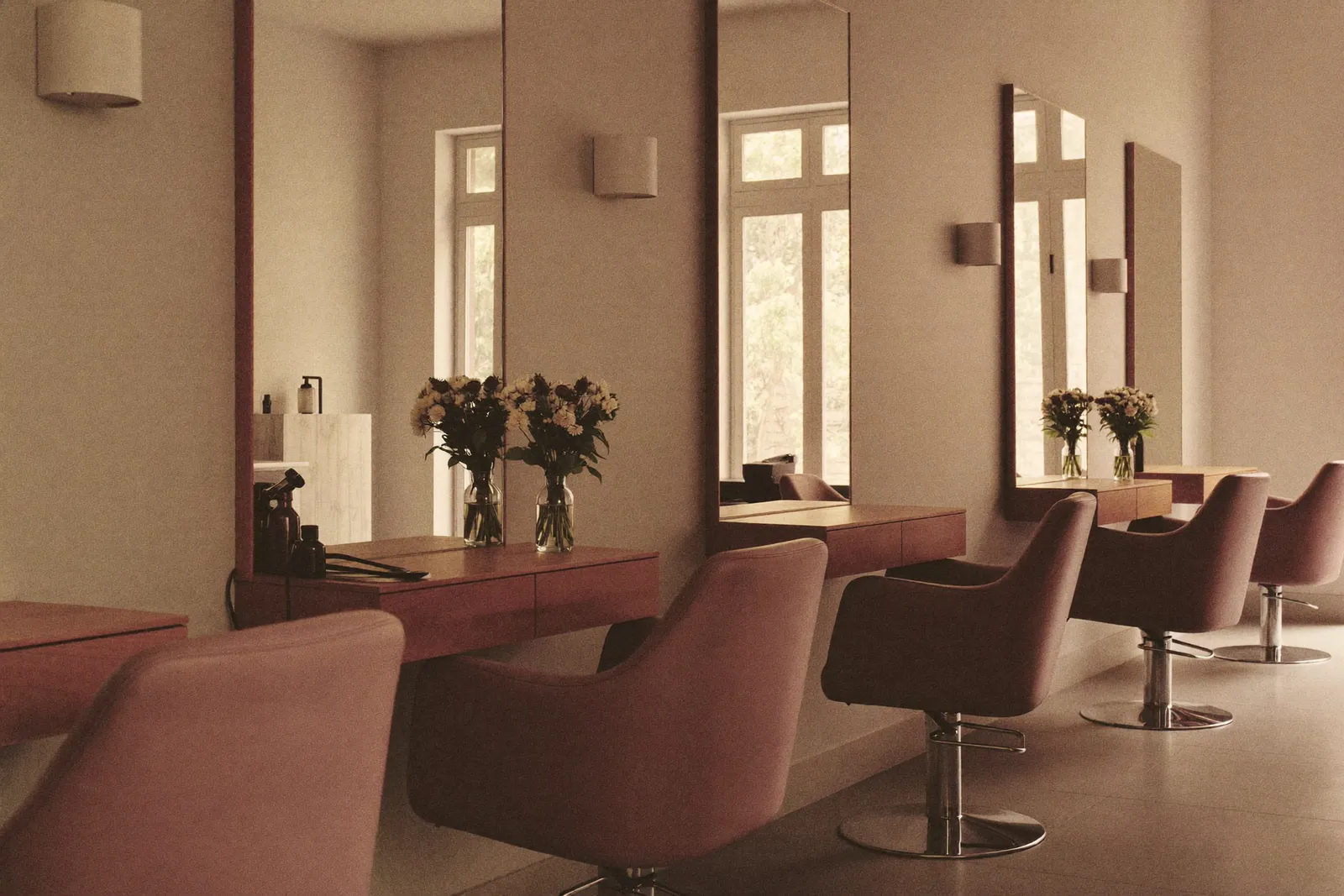 Stylingstationen mit Spiegeln und warmem Holz, Salon-Detail Centi-Coiffeur Rüti